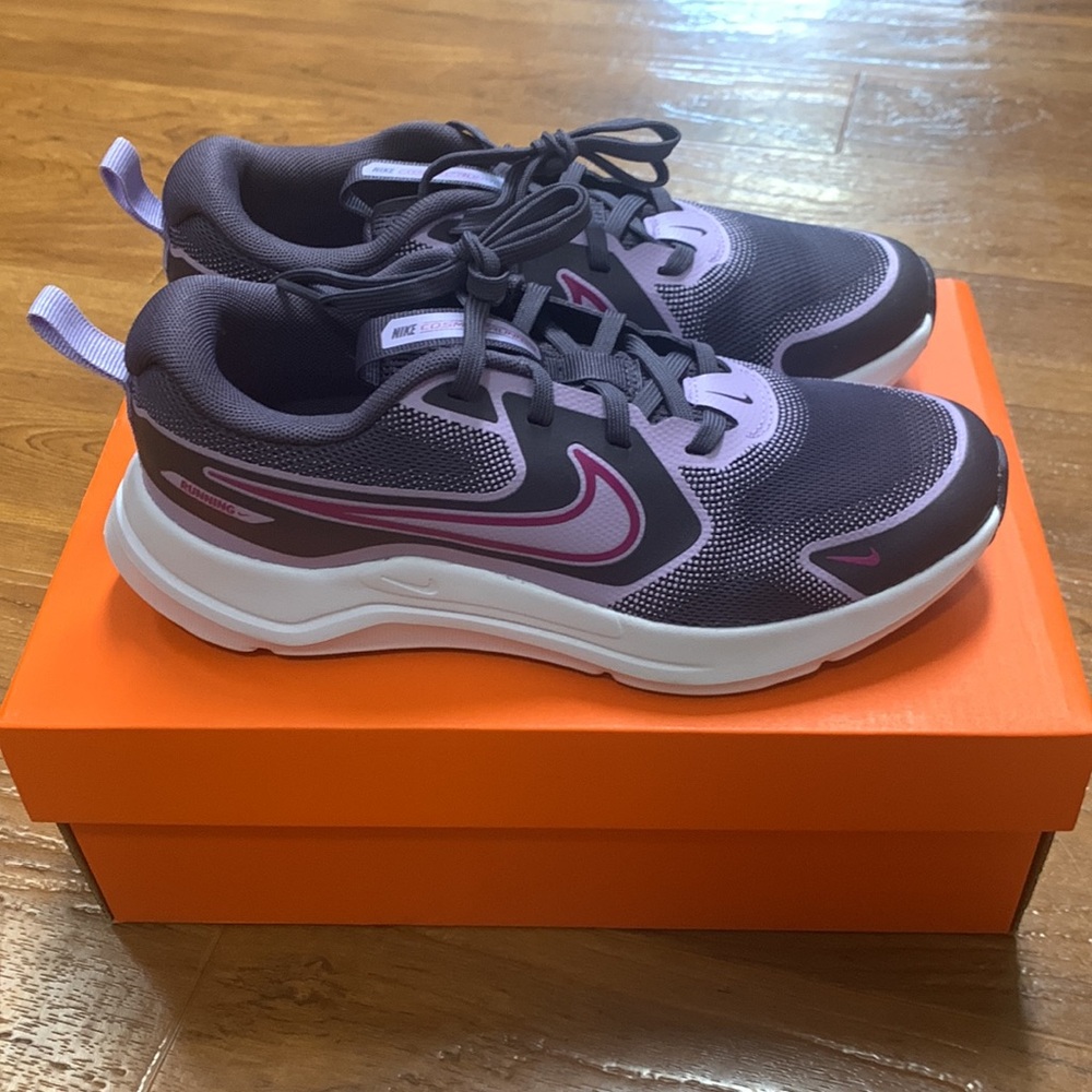 NWT Nike Cosmic Runner (GS) Kids Sneakers - Dark Raisin/Hot Fuchsia
